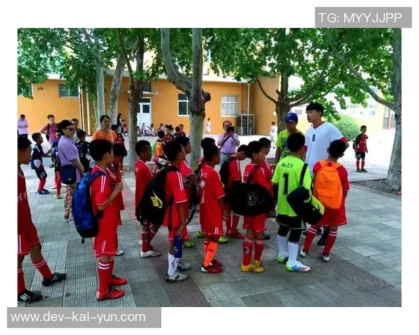 足球明星齐聚一堂合照瞬间展现友谊与荣耀的精彩时刻